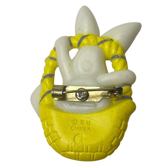 Vintage EU Rabbit Easter Basket Cute Silly Pin Brooch Plastic Acrylic Festive - Picture 2 of 4